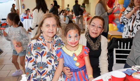  Bego Sharp López con sus abuelitas.