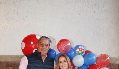  David Cortés y Michelle Baeza con sus hijas María José y Valeria.