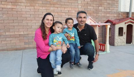  Estefanía y Alejandro con sus hijos.