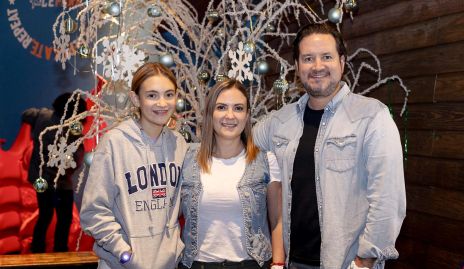  Ximena Vázquez con sus papás Sandra Pérez y Héctor Vázquez.