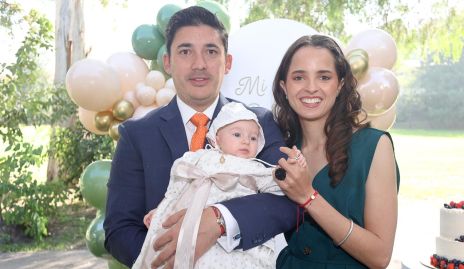  Federico Garza y María Gameros con su ahijada Paula de Luna.