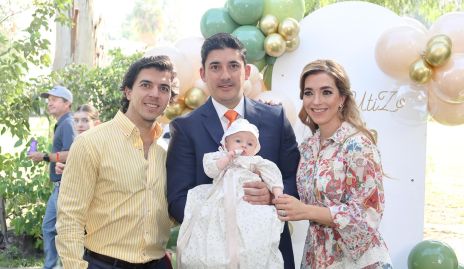  Sebastián, Federico y Mónica Garza Alcalde con Paula de Luna.