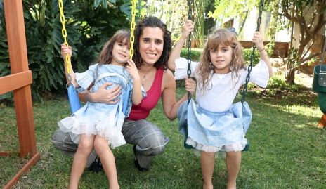  Mariana de Luna con sus hijas Emilia y Pía.