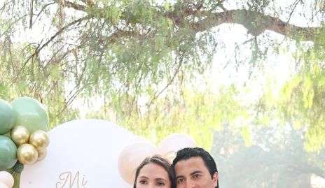  Chío Huerta y Jorge Palos con su ahijada Paula de Luna.