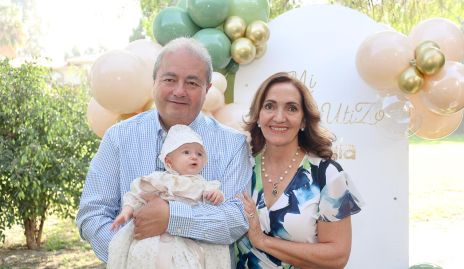  Federico Garza y Mónica Alcalde con su nieta Paula.