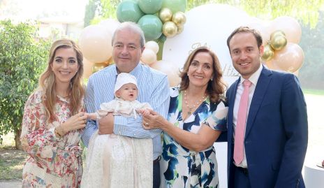  Mónica Garza, Federico Garza, Mónica Alcalde y Fernando de Luna con Paula.