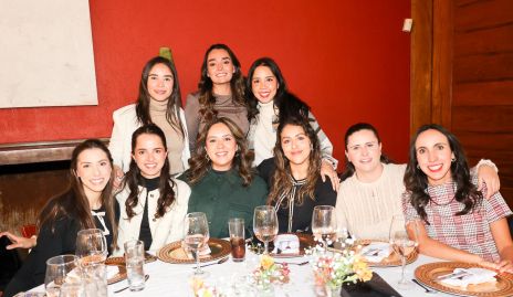 Marianela Villasuso con sus amigas de toda la vida.