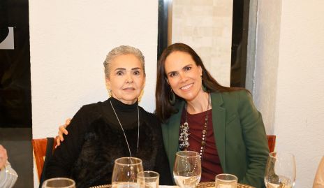  Rosa María Villanueva y Adriana Hampshire.