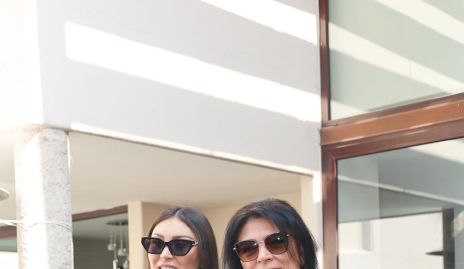  Lili Medina con su mamá Carolina Aguilar.