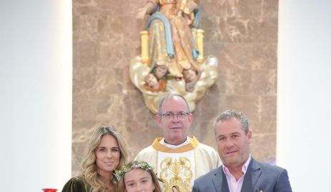  María José, Juan y Roberta Benavente con el padre Gabriel Del Valle.