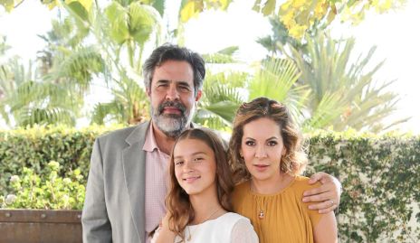  Fernando Abaroa y Liliana Fernández con su ahijada Roberta.