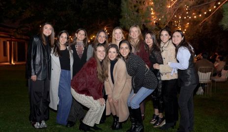  Pau Martínez con sus amigas.