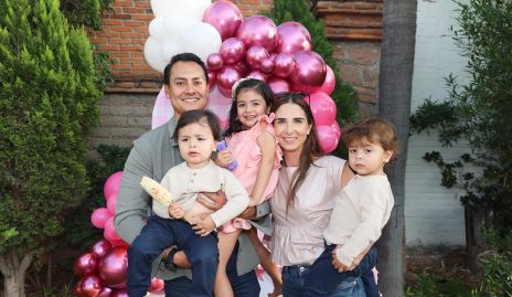  Marina Jourdain y Ricardo Leos con sus hijos Doménica, Ricardo y Jerónimo.