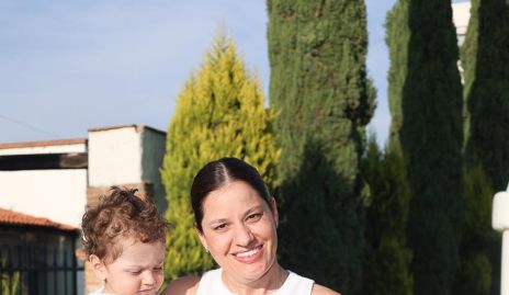  Paola Arévalo con sus hijos.