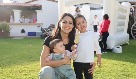  Paola Hernández con sus hijos Juan Ignacio y Macarena.