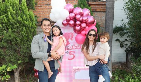  Marina Jourdain y Ricardo Leos con sus hijos Dome y Ricardo.