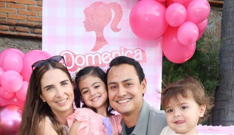  Marina Jourdain y Ricardo Leos con sus hijos Dome y Ricardo.