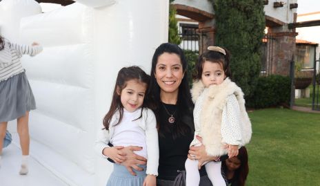  Gaby Carrillo con sus hijas Ana Fer y Valeria Puga.