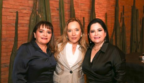  Carla Contreras, Nelli Ramírez y Queta Contreras.