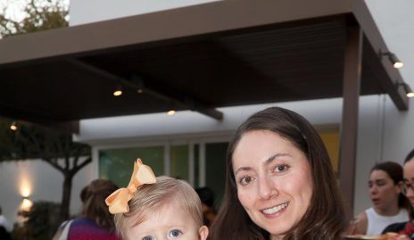 Nayelli Maya con su hija Paula Zendejaz.