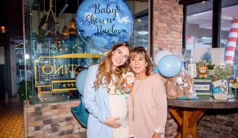  Adriana Zapata y Gaby Enríquez.