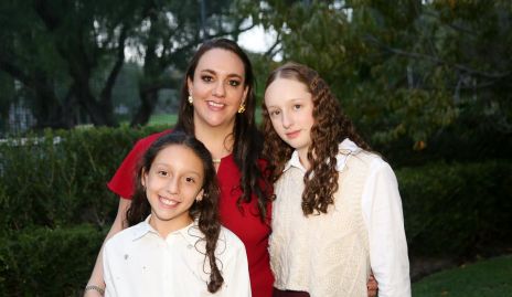  July Garelliy con sus hijas Regina y Julieta Veytia.