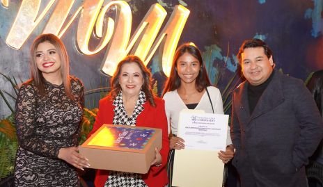  Entrega de reconocimiento a Q.F.B. Esmeralda Rodríguez.