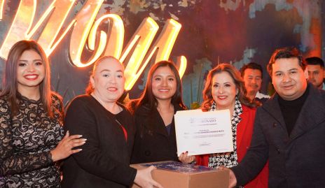  Entrega de reconocimiento a Q.F.B. Valentina Vázquez.