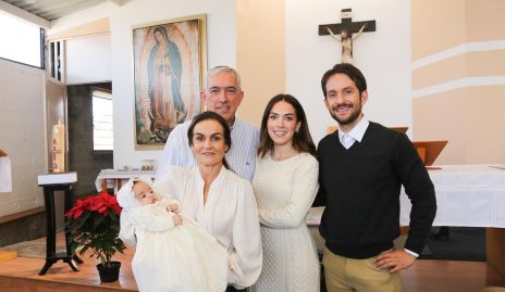  Montserrat con sus abuelos Carmen Zapata y Enrique Berrueta y sus papás Montse Berrueta y Pablo Sánchez.