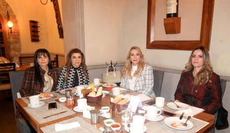  Delfina Flores, Claudia Abud, Matilde Acosta de Sánchez y María Sánchez.