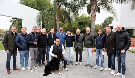 Amigos celebrando la Navidad.