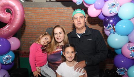  Michel Baeza y David Cortés con sus hijas María José y Vale.