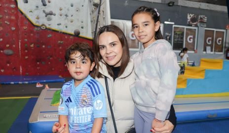  Alejandra Díaz de León con sus hijos Franco y Ale Conde.