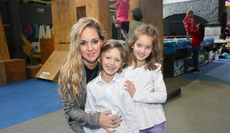  María Torres con sus hijos Santiago e Inés Zamanillo.