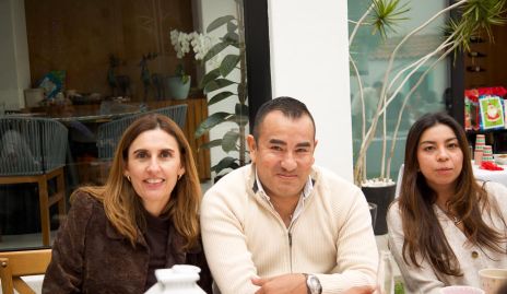  Monserrat Yañez, Michelle y Eduardo Turrubiartes.