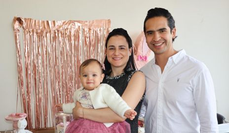  Susana Schekaiban y Héctor Hernández con su hija Emilia.