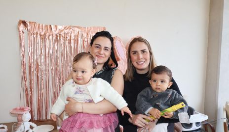  Susana Schekaiban y Sofía García con sus hijos.