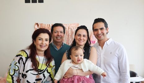  Héctor Hernández, Rosy Vázquez, Susana Schekaiban y Héctor Hernández con Emilia.