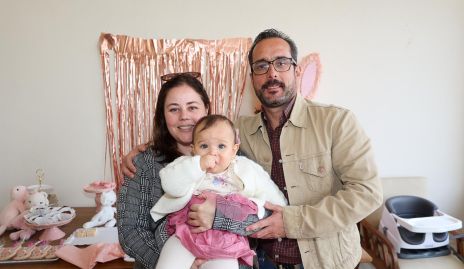  Mila Nemer y Agustín Salgado con Emilia.