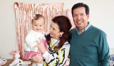  Rosy Vázquez y Héctor Hernández con su nieta Emilia.