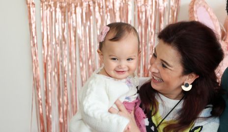  Rosy Vázquez con su nieta Emilia.