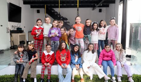  Alika Torres Abud con sus amigas.