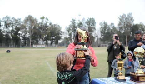  Ale Valladares recibiendo el premio al goleador del torneo.