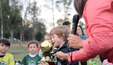  Ale Valladares recibiendo el premio al jugador más valioso del torneo.