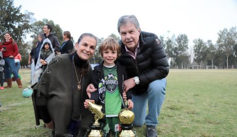   Raquel Eichelman y Juan Carlos Valladares con su nieto Ale.
