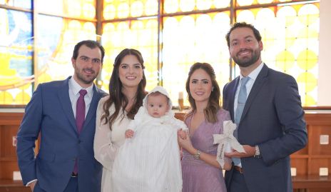  Joaquín Hernández González con sus papás José Luis Hernández y Gabriela González y sus padrinos Paulina Aldrett y Carlos González.