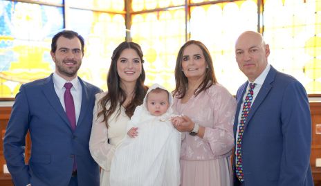  Joaquín Hernández González con sus papás José Luis Hernández y Gabriela González y sus abuelos Gabriela Villanueva y Carlos González.