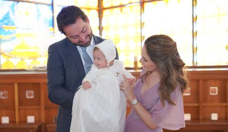  Joaquín con sus padrinos Paulina Aldrett y Carlos González.