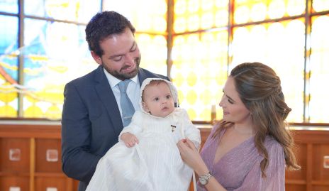 Joaquín con sus padrinos Paulina Aldrett y Carlos González.