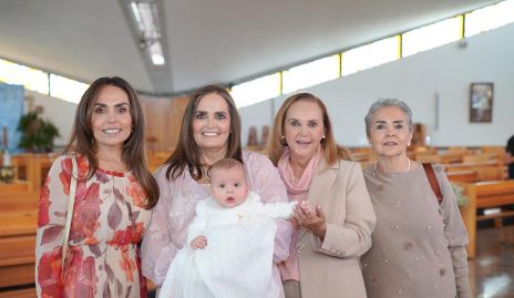  Marianela Villanueva, Gabriela Villanueva, Luz María Villanueva y Rosa María Villanueva con Joaquín.